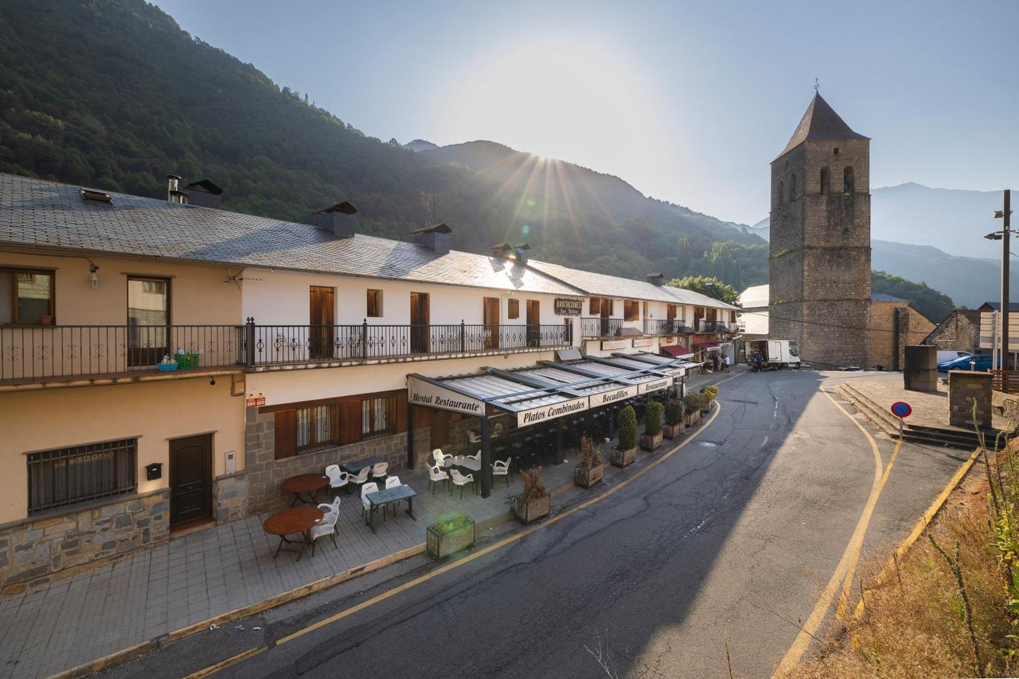 Hostal Los Valles Bielsa Exterior photo